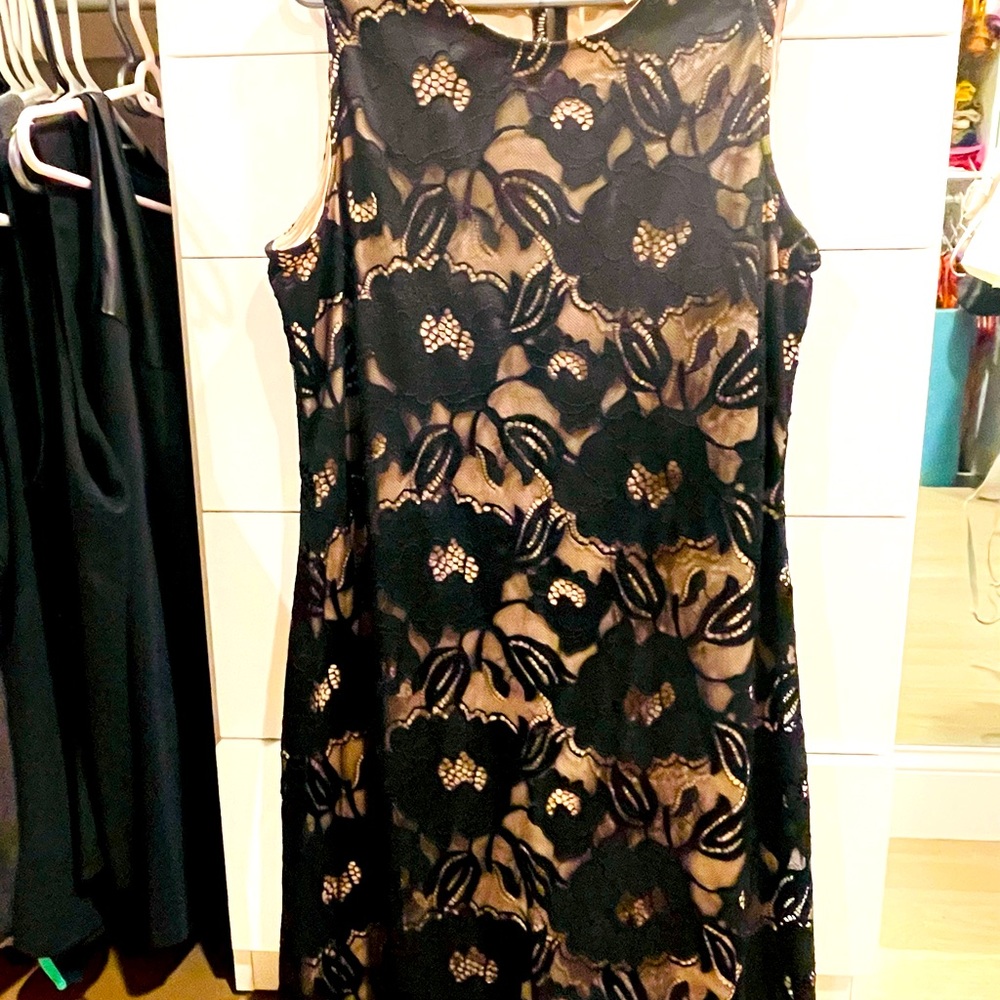 Sleeveless Lace dress in midi length